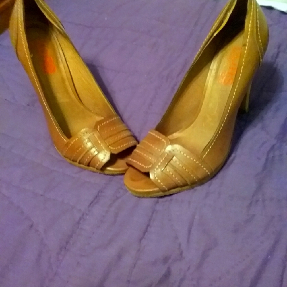 Michal kors tan heels